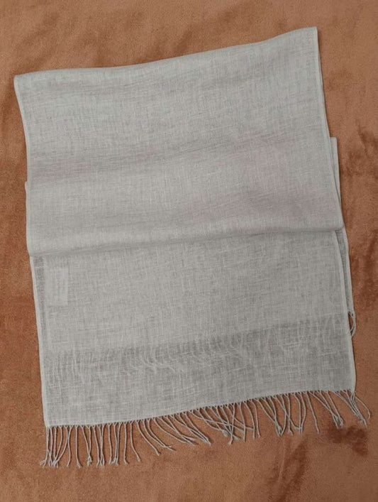 Šviesiai pilkas lininis šalikas su kutais